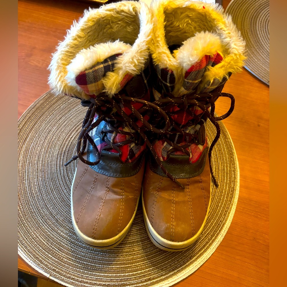 Skechers fur lined boots withh plaid accent size 9